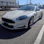 Mガレージ福岡で販売中のカスタム仕様アストンマーチン DB9。左斜め前方からのスタイリッシュな外観。