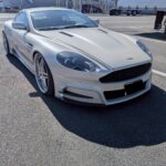 右斜め前方から見るアストンマーチン DB9。福岡のMガレージが提案する高品質な中古金融車。