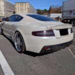 アストンマーチン DB9の後方外観。法人名義・書類完備でナンバー変更可能な金融車。Mガレージ福岡が北海道エリアからも受付。