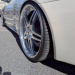 アストンマーチン DB9のスタイリッシュなカスタムアルミホイール。Mガレージ福岡が提供する、足回りまでこだわった優良金融車。