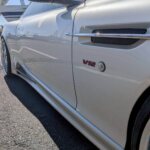 アストンマーチン DB9のV12サイドエンブレム。FR駆動・6速AT搭載の2007年式クーペ。Mガレージ福岡の優良金融車。
