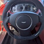 アストンマーチン DB9の本革巻ステアリング。エアバッグ・パワステ完備、パドルシフトが特徴的なスポーティーな運転席。